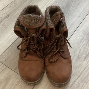 Brown women’s boots, size 8